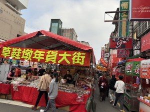 草屯鎮年貨大街開賣人潮擠爆徒步區。（記者扶小萍攝）