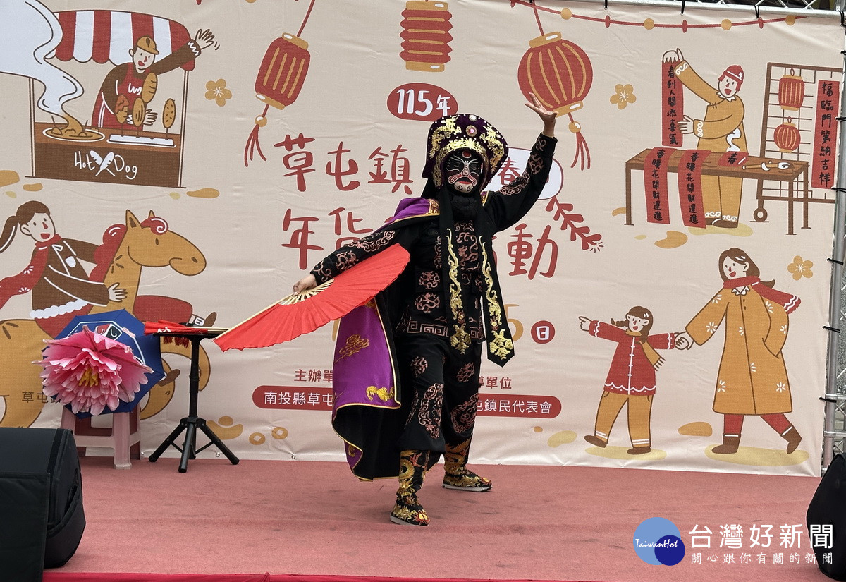 開幕典禮有精彩的變臉和更厲害的回臉表演。（記者扶小萍攝）