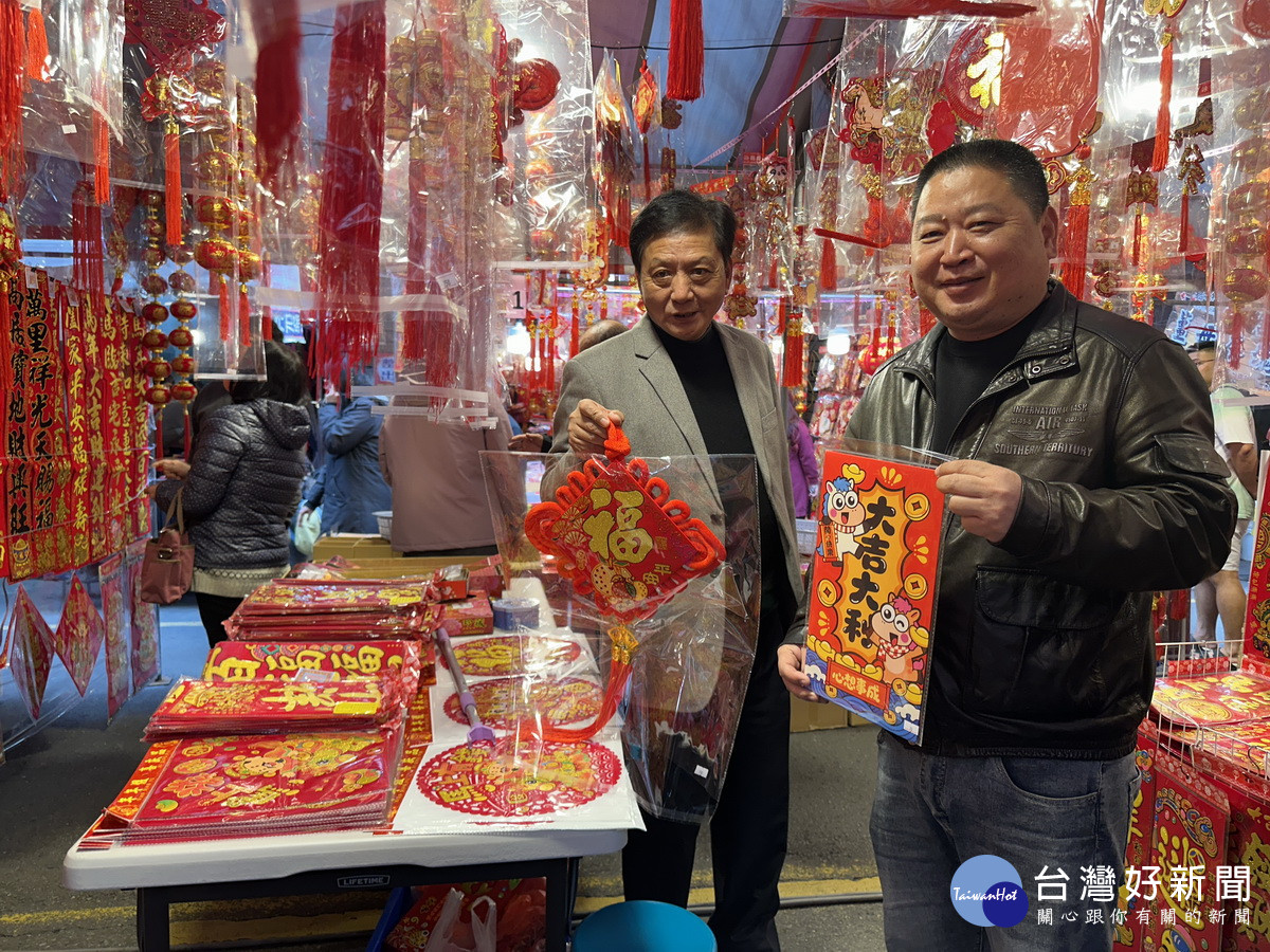 簡鎮長和代表會陳主席到各攤位巡禮，祝福生意興隆馬上有財。（記者扶小萍攝）