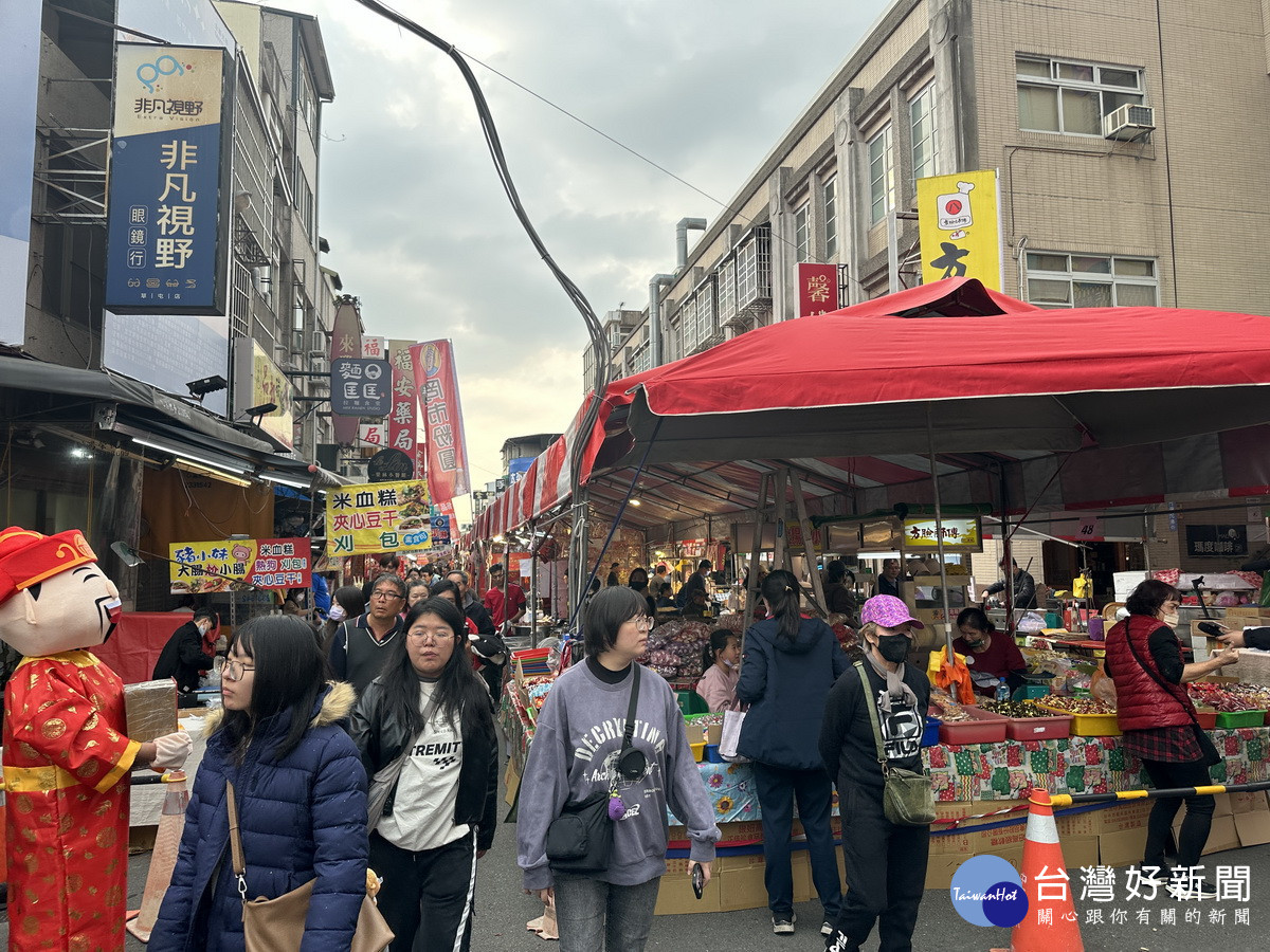年貨大街有百餘攤各式春聯用品、特色小吃等。（記者扶小萍攝）
