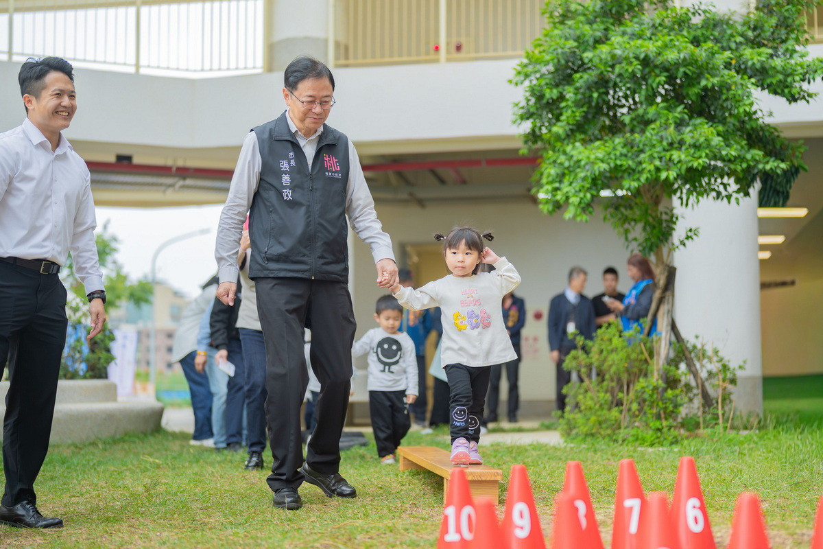 安心過好年，桃園市提前發放大班幼兒教育助學金及育兒津貼。