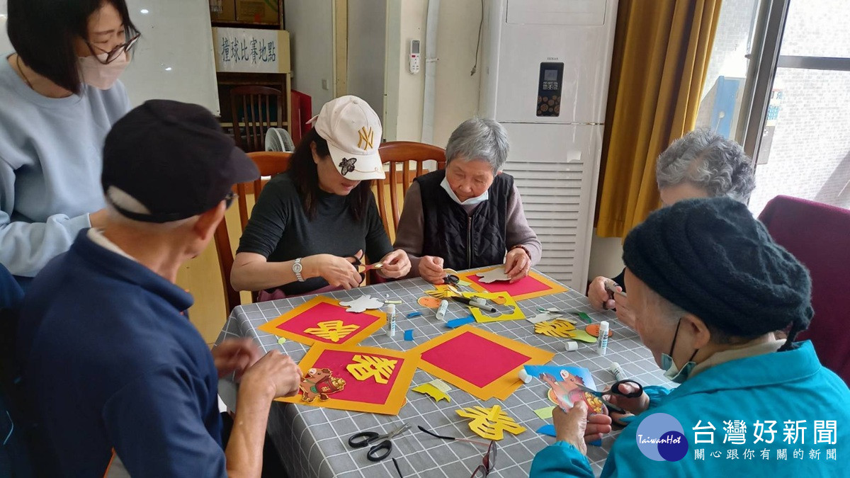 巧手迎春添喜氣　彰化榮家邀請康寶玲老師帶領長輩製作創意春聯