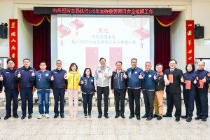 桃園市長張善政前往市府警察局慰勞警察同仁與協勤民力。