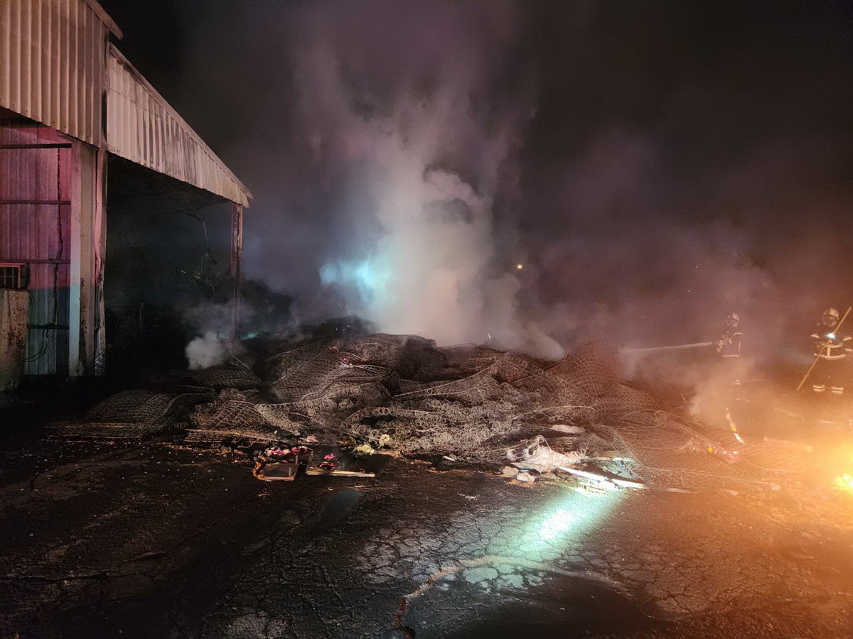 火勢於晚間7時許已熄滅。（消防局提供）