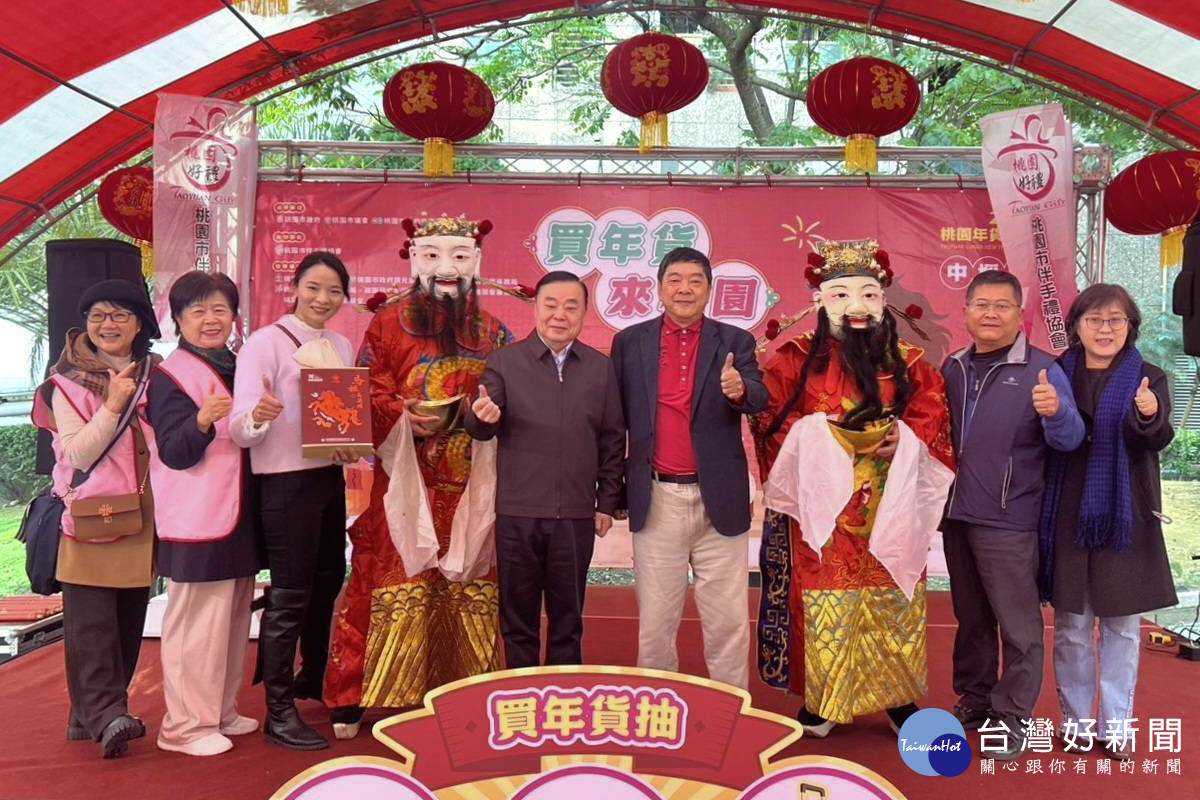 桃園市議會議長邱奕勝蒞臨「2026桃園年貨大街」中壢場帶動買氣。