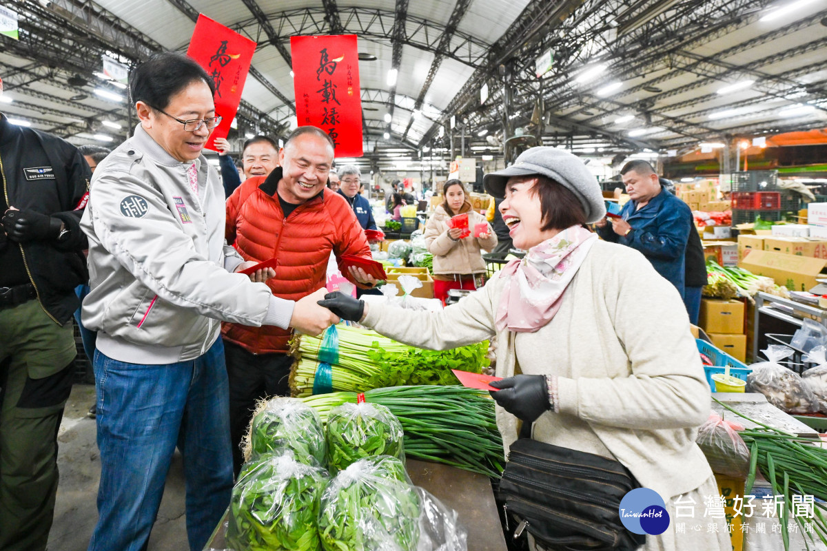 張市長向第一線市場工作人員致上年節問候。