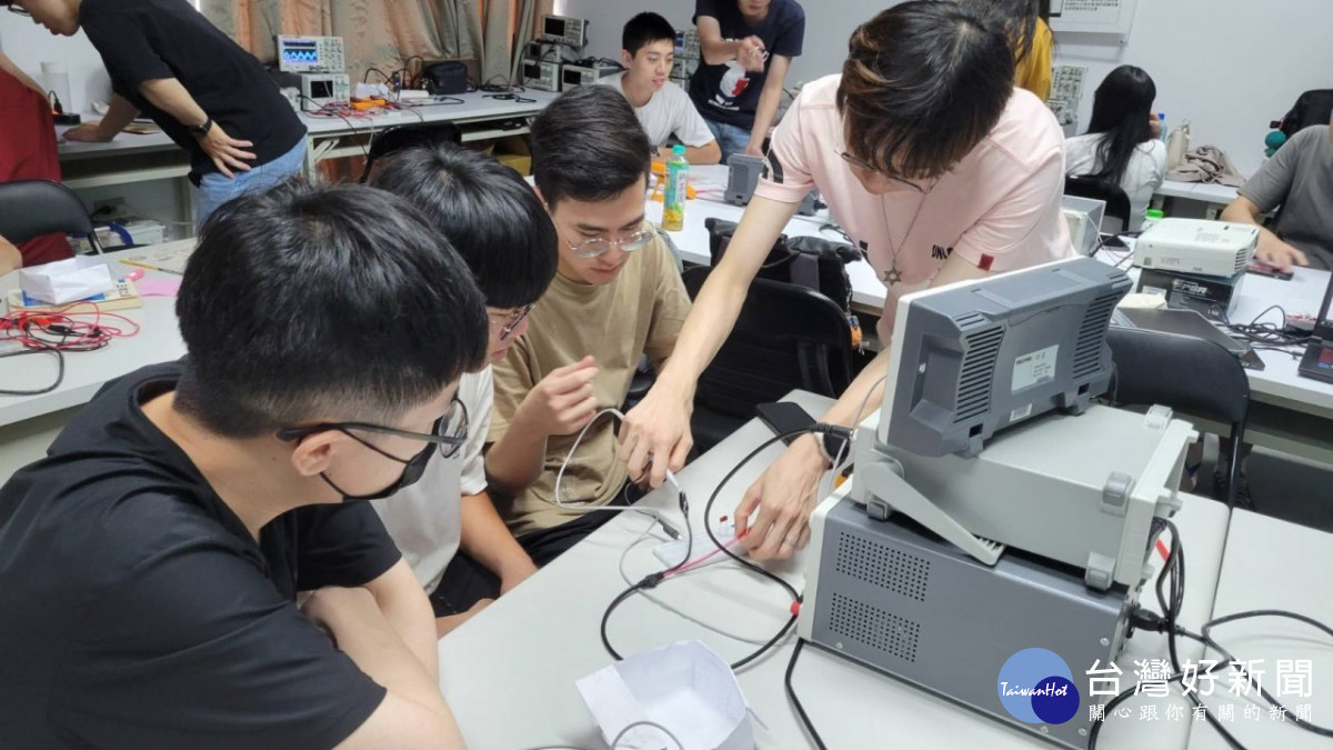 桃竹苗分署「產業新尖兵計畫」提供15至29歲青年參訓，培養業界所需的關鍵技術。<br />
<br />
