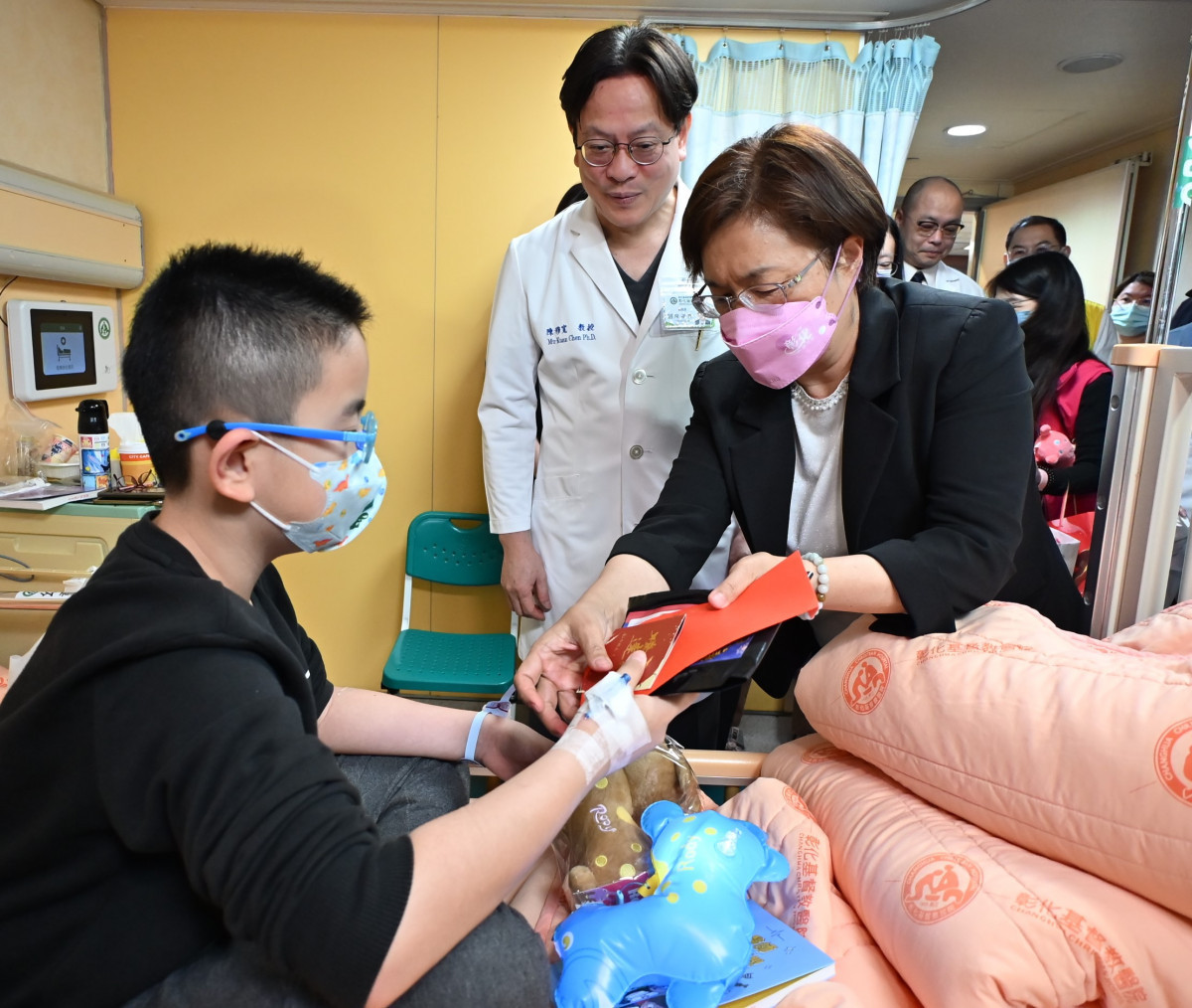 王惠美縣長春節前探視住院病童，跳跳馬提燈送暖為孩子加油。圖／彰化縣政府提供