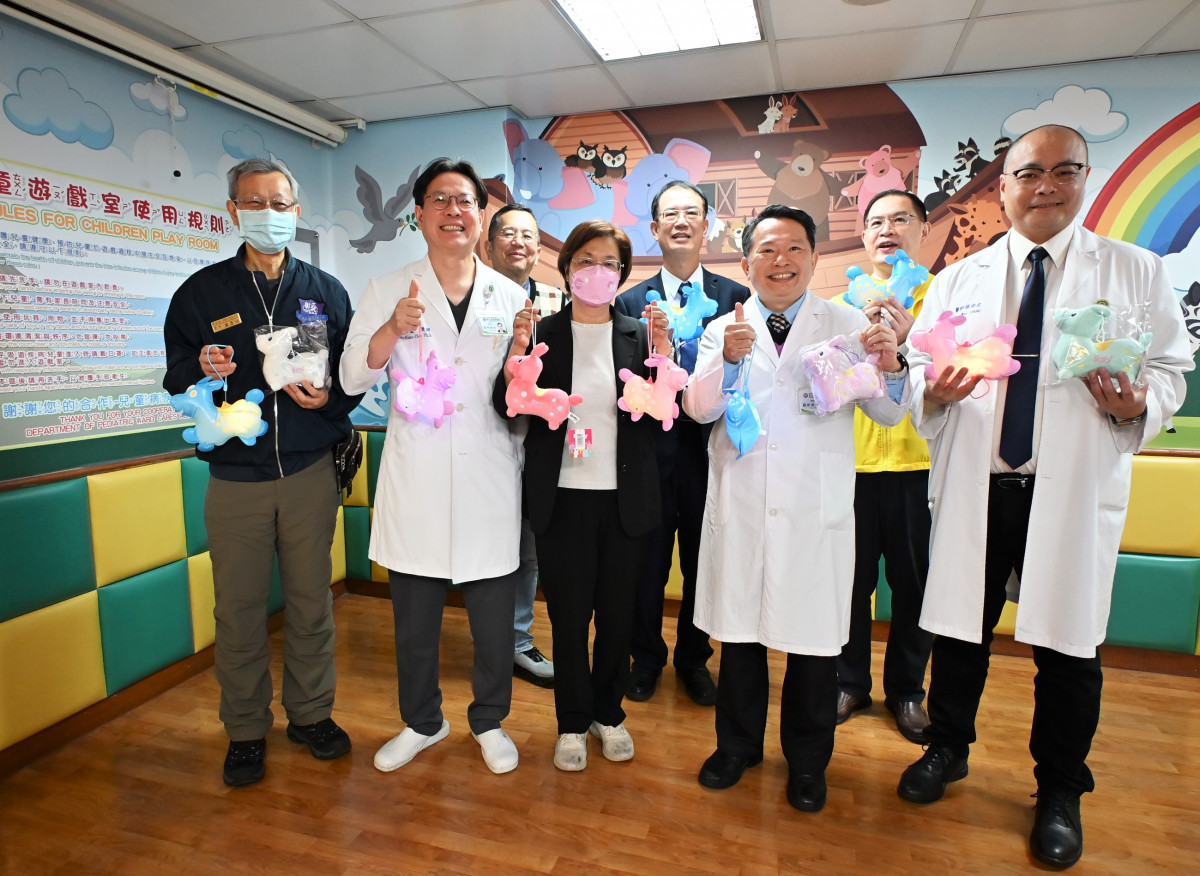 王惠美縣長春節前探視住院病童，跳跳馬提燈送暖為孩子加油。圖／彰化縣政府提供