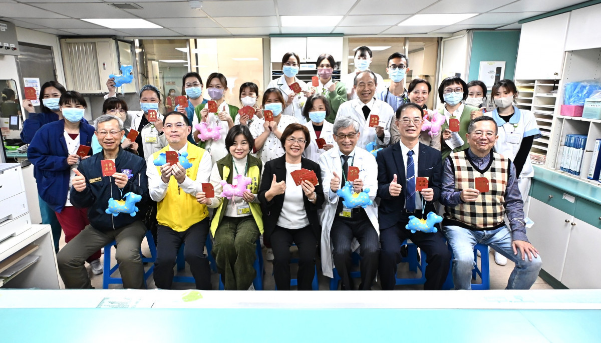 王惠美縣長春節前探視住院病童，跳跳馬提燈送暖為孩子加油。圖／彰化縣政府提供