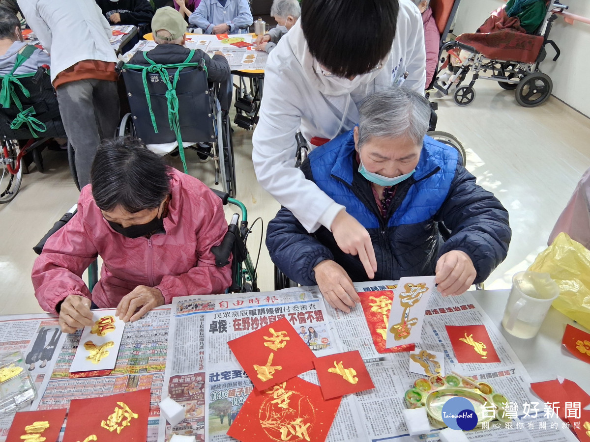 住民專注參與春聯書寫與祝福紅包袋手作活動，現場洋溢濃厚年節氛圍