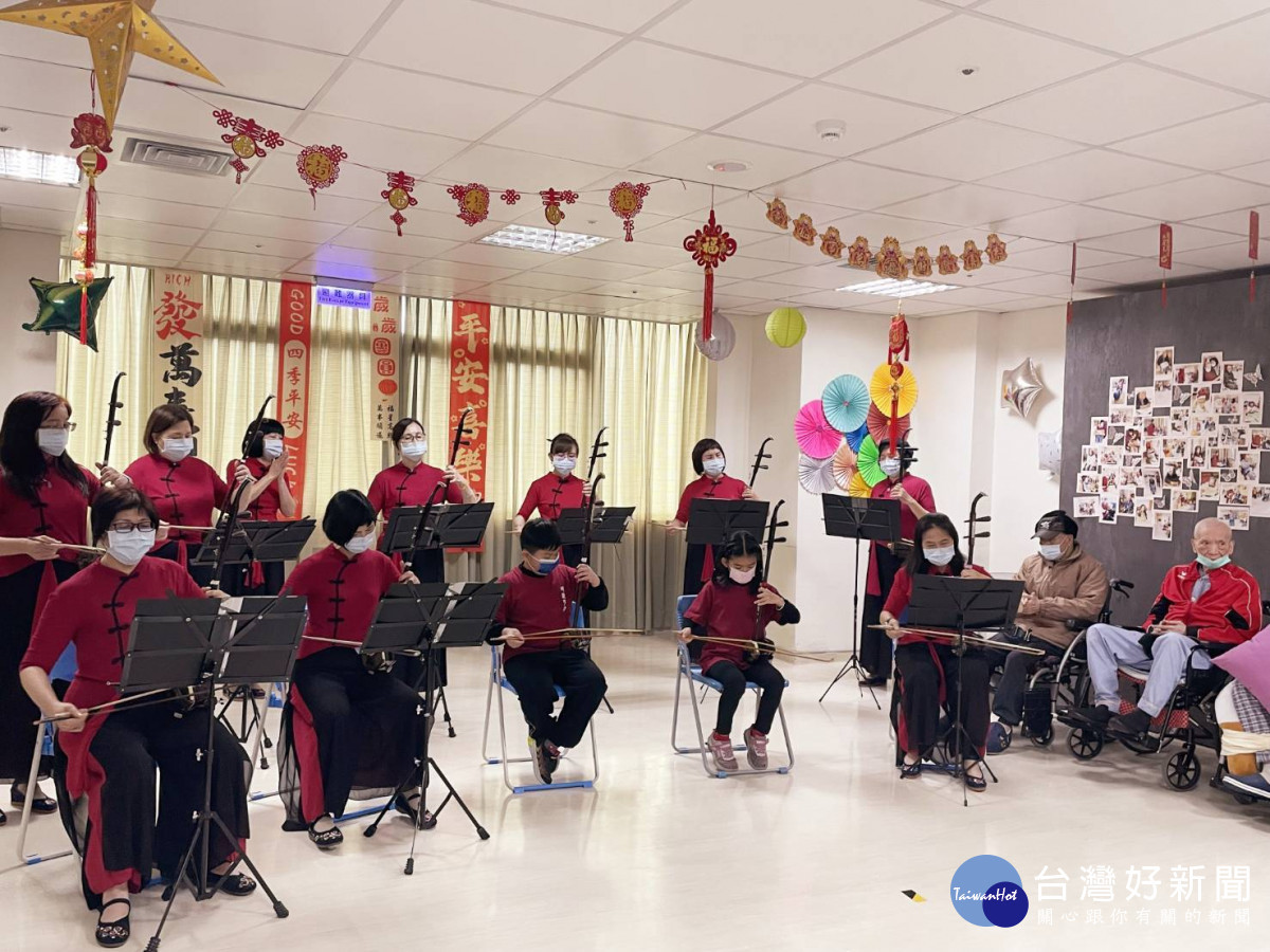 「胡說弓坊」帶來精彩二胡演出，以悠揚樂音陪伴住民歡慶迎新春