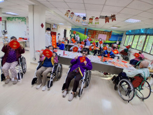 住民親手完成新春春聯，手持作品合影，臉上洋溢滿足笑容