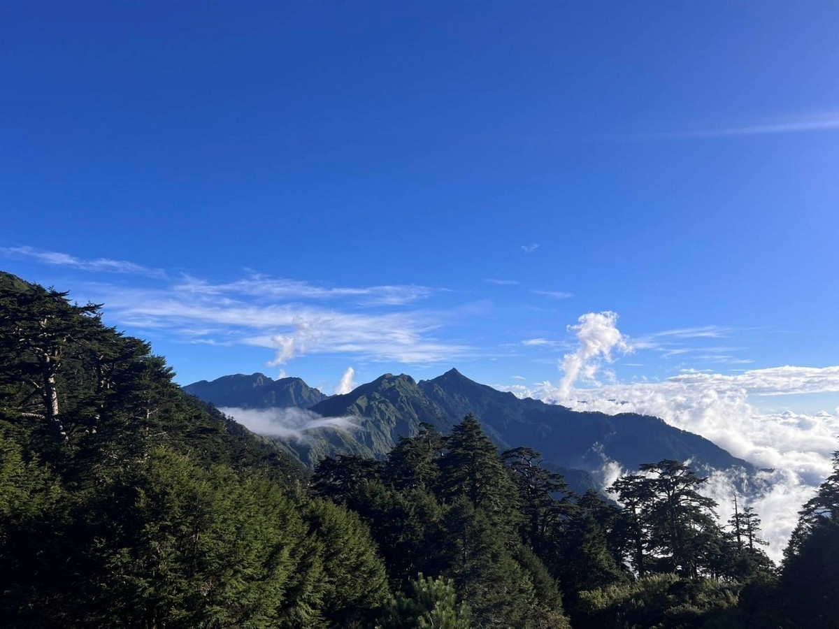 天池山莊遠眺能高主峰。（林業及自然保育署南投分署提供）