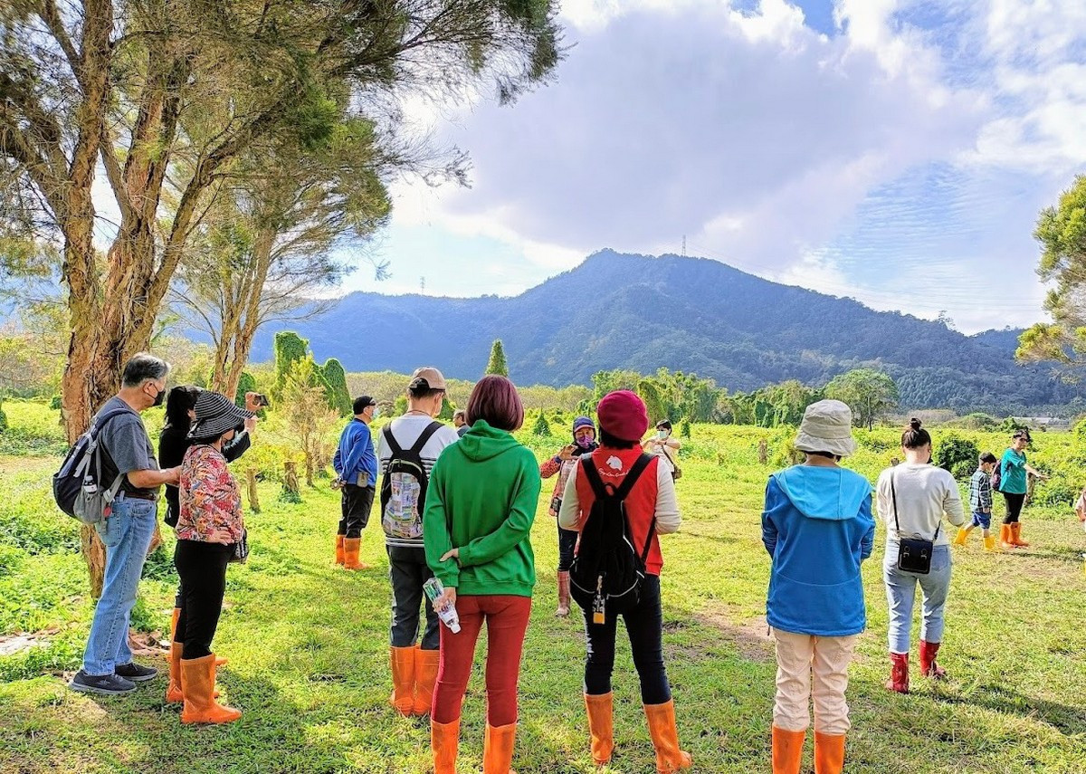 生態慢活線：頭社活盆地泥炭土體驗、划獨木舟。（日管處提供）