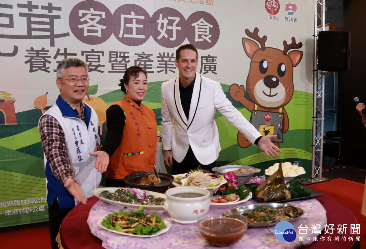 農業處曾副處長邱鄉長與外籍朋友都來推薦鹿茸養生宴美食。（記者扶小萍攝）