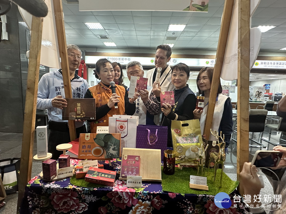 邱鄉長大力推薦國姓好產品。（記者扶小萍攝）