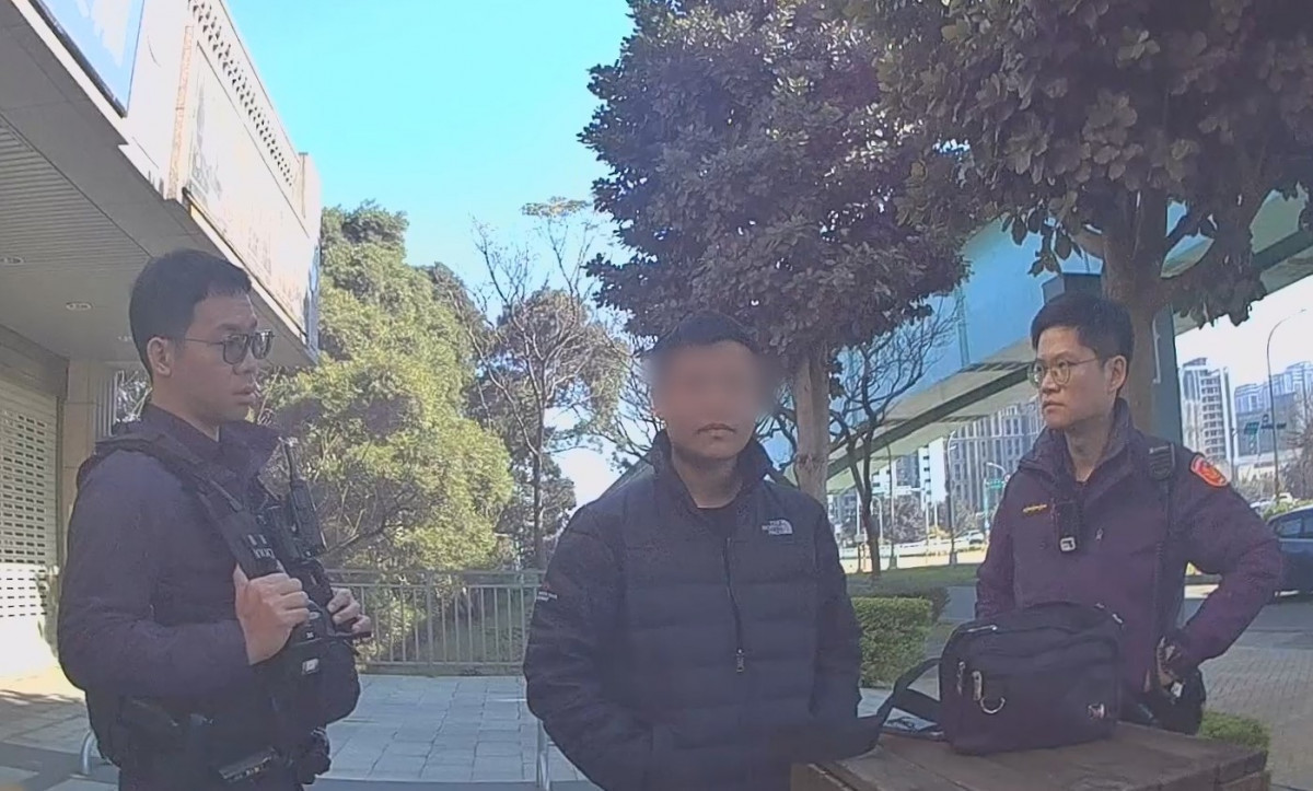 警方當場查獲正提領贓款的28歲周姓男子。