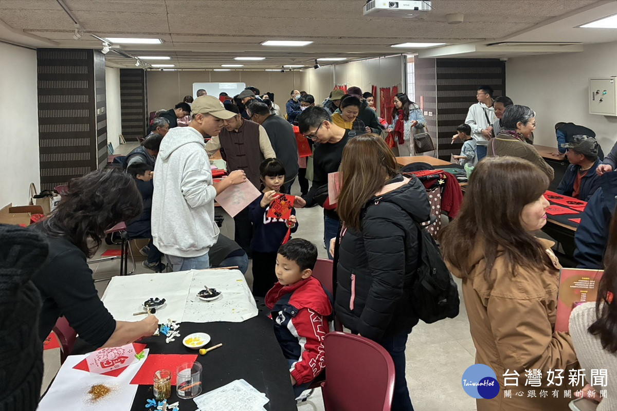 桃園市土地公文化館攜手在地媒體中嘉寬頻｜北健電視，舉辦「名家揮毫喜迎春」活動，吸引眾多民眾參加。
