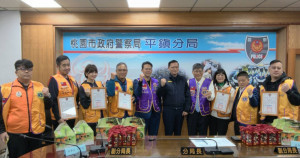 獅子會300B5區捐贈獎勵金，慰問平鎮警春節守護辛勞。