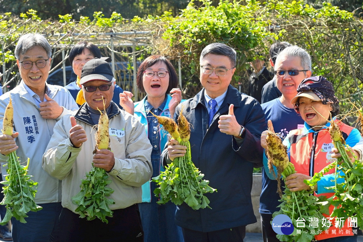 行政院長卓榮泰訪視高原社區綠色照顧站。<br />
