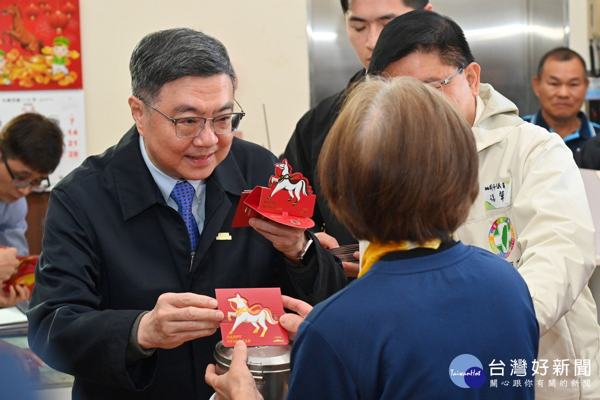 行政院長卓榮泰訪視高原社區綠色照顧站發放馬年紅包。<br />
