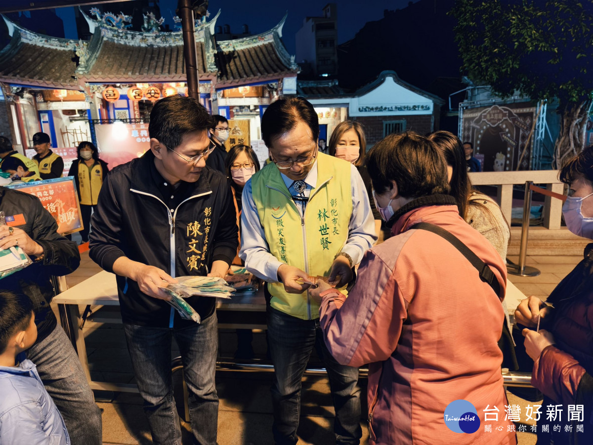 慶安宮發放叩叩馬提燈。圖／彰化市公所提供