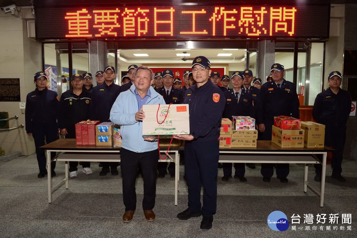 王副縣長代表縣府慰問警分局與派出所及協勤民力。（草屯分局提供）