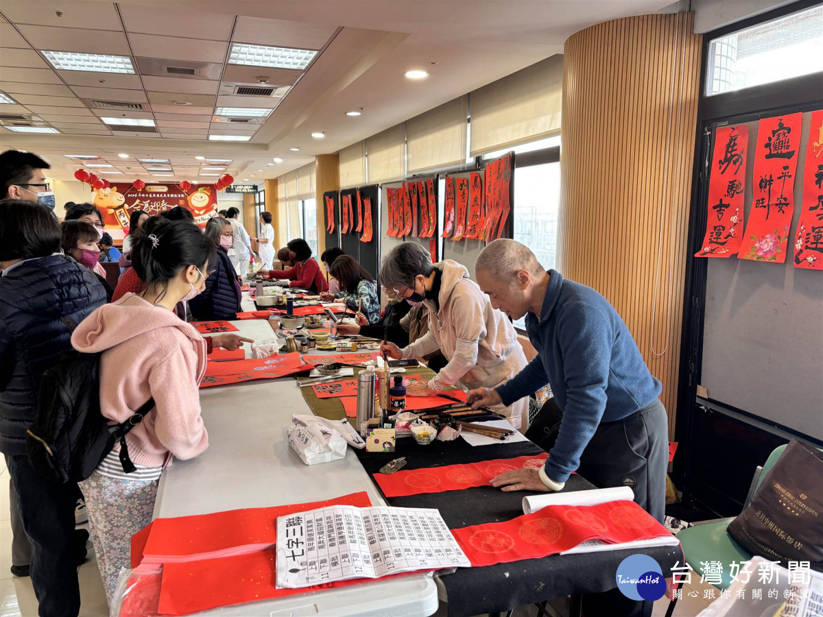 陳定坤老師書法團隊，用心寫下滿滿的新春祝福，希望癌友及家屬都能身心平安