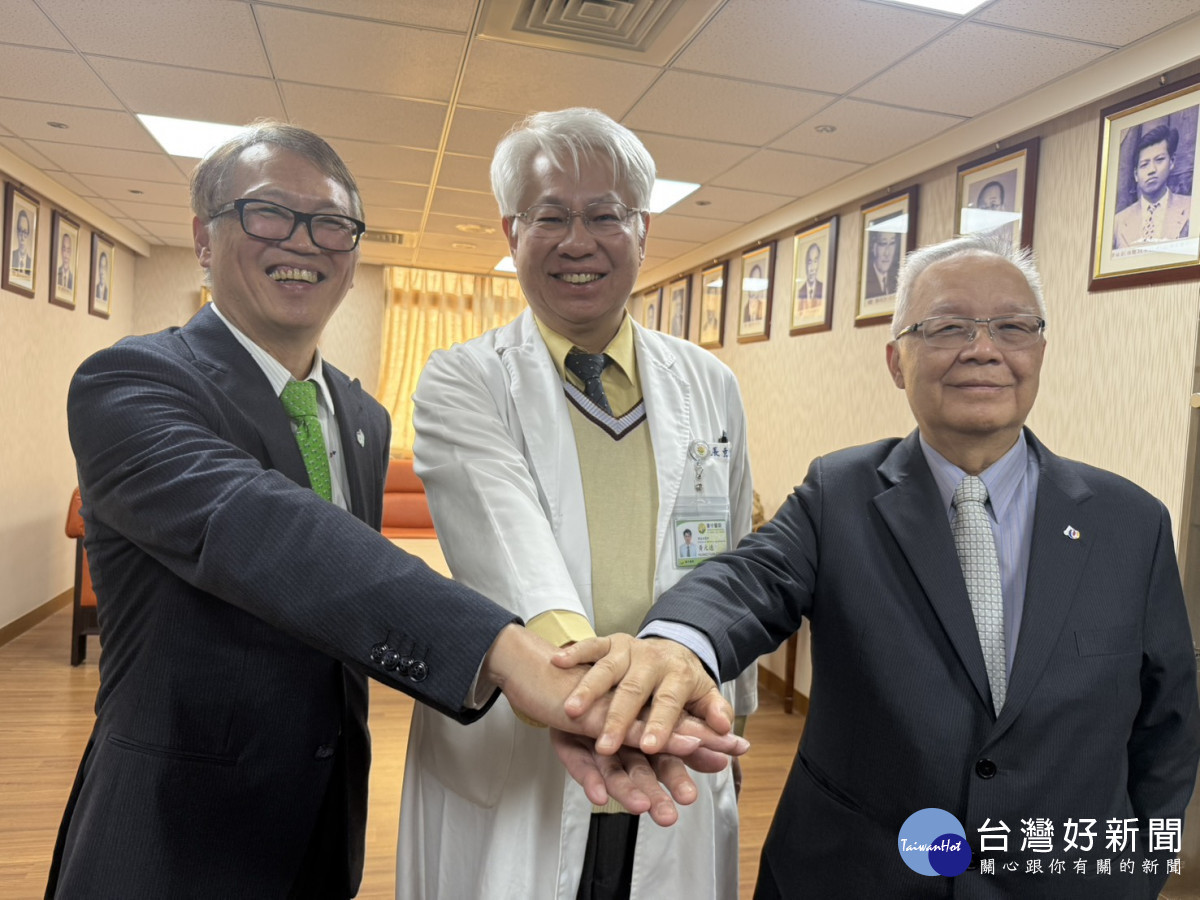 台中醫院黃元德院長(中)與臺中市醫師公會王博正理事長(右)、臺中市醫師公會林恒立副理事長(左)將健置醫院與診所資訊整合平台與落實轉診綠色通道，第一波就從失聰與失智患者就醫服務做起。圖/台中醫院