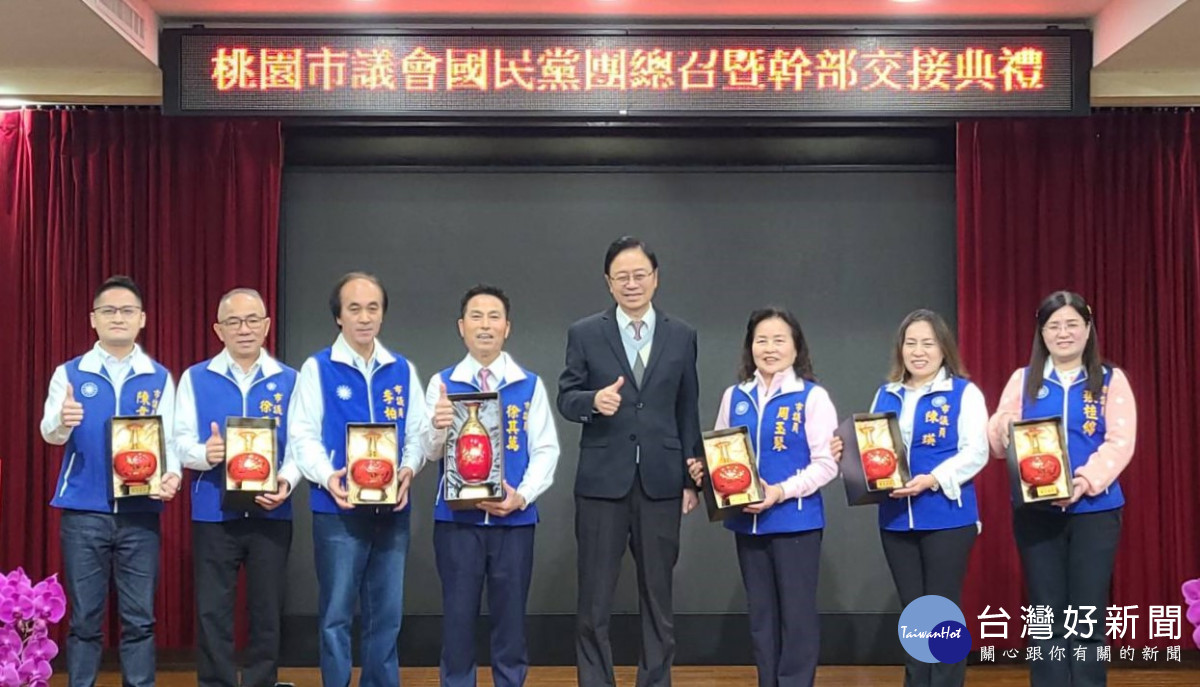 市長張善政頒贈紀念品。