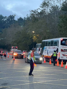 集集警分局提前部署交通疏導與安全維護措施，全面啟動交通疏導勤務，確保連假期間道路通行順暢，降低壅塞及交通事故發生風險。（集集警分局提供）