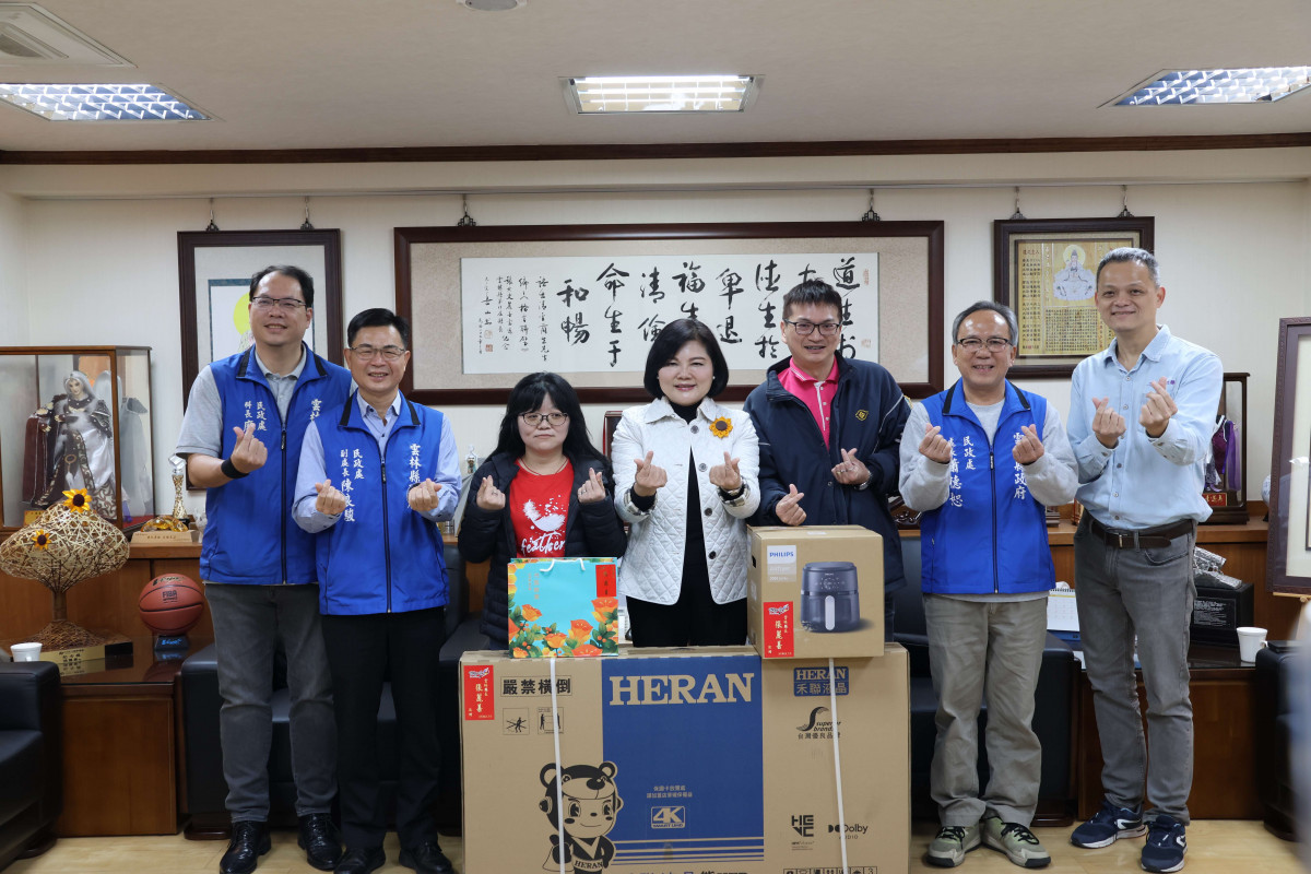 雲林縣長張麗善今(11)日親自頒發50吋大電視、氣炸鍋等成家好禮贈兩對新人／縣府提供
