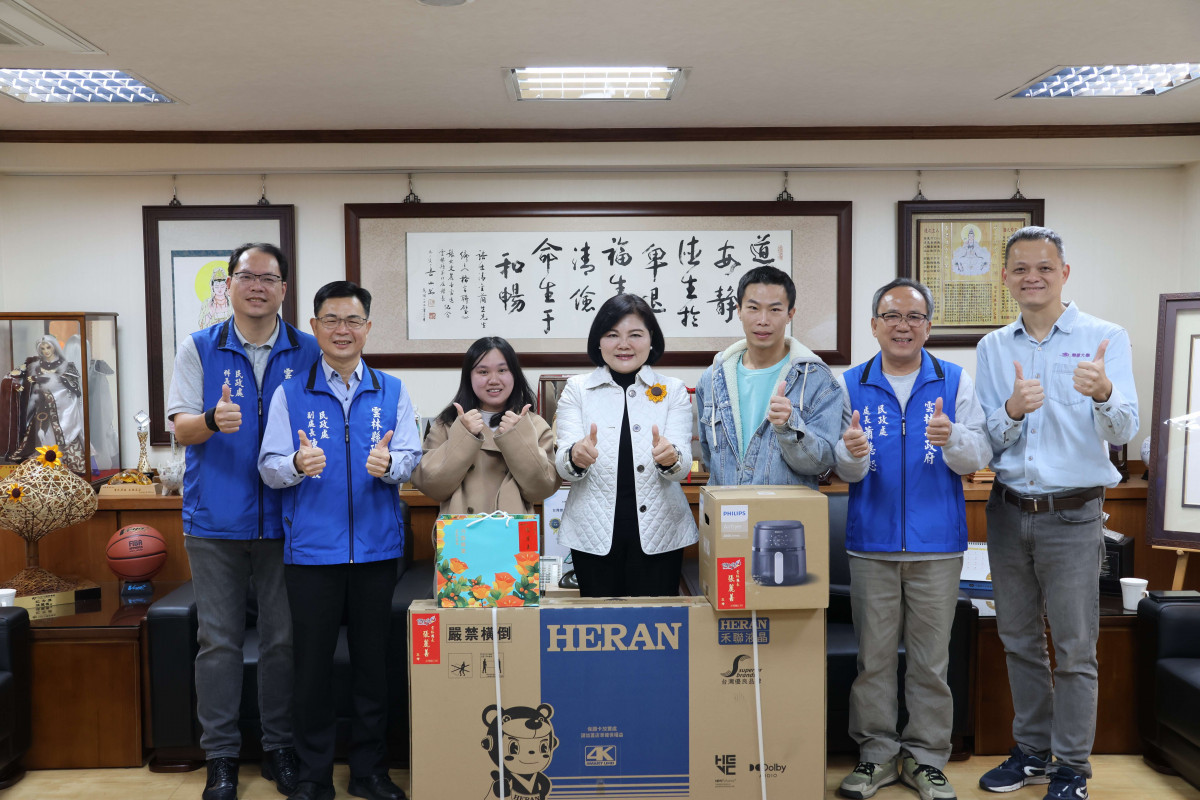 雲林縣長張麗善今(11)日親自頒發50吋大電視、氣炸鍋等成家好禮／縣府提供