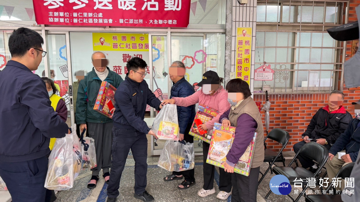 普仁里警民攜手關懷弱勢暖心過好年。
