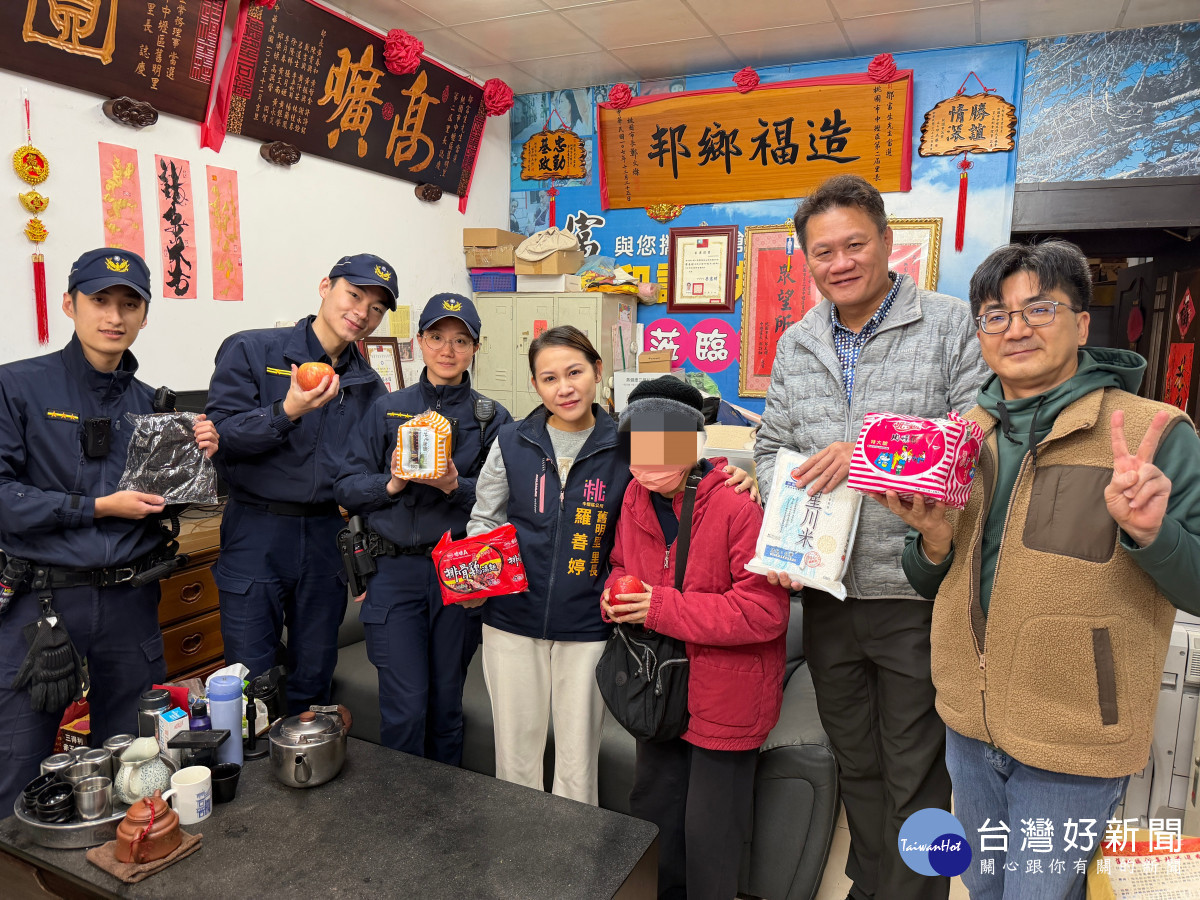 興國警結合里長與警友站關懷舊明里弱勢。