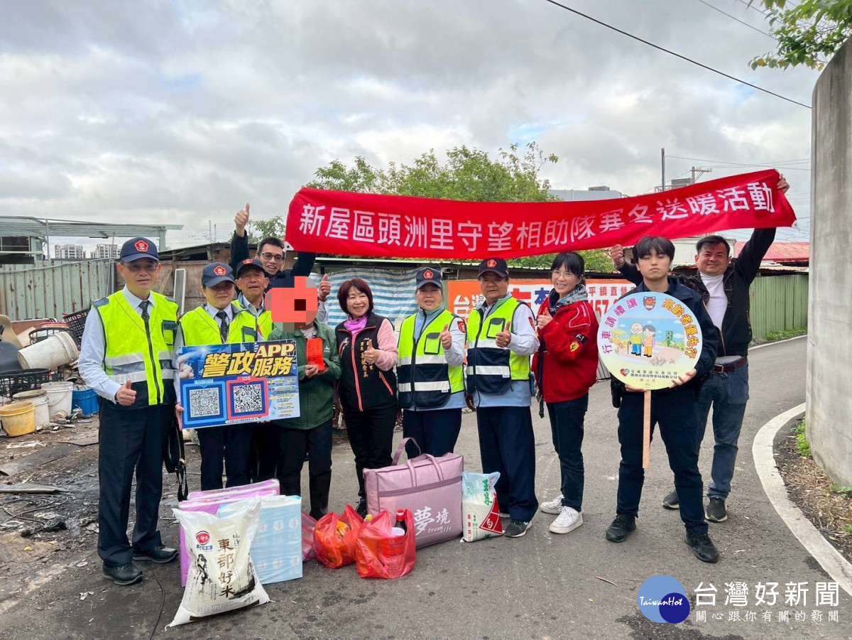 楊梅分局頭洲派出所警察同仁關懷失依及弱勢貧寒家庭。