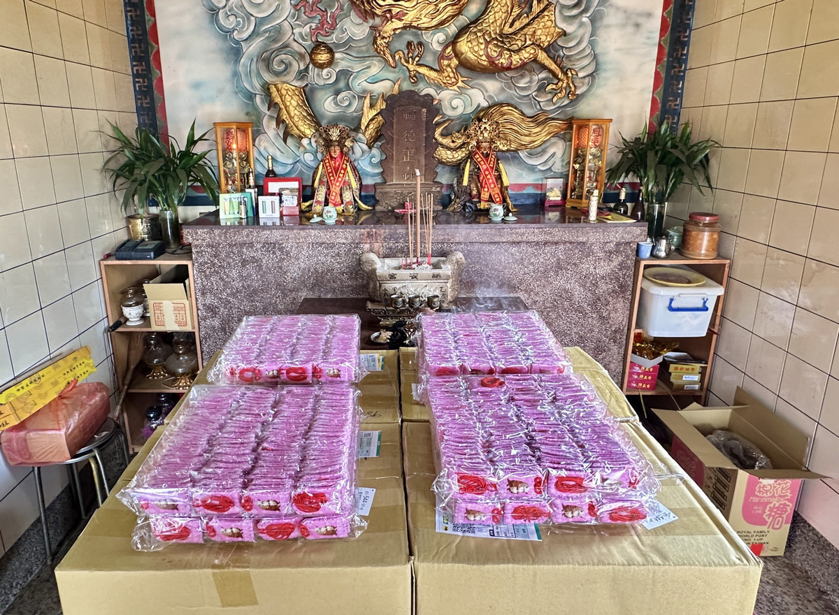 2026暨大櫻花季專屬御守，暨大特別安排至校內守護神「福安宮」進行過火儀式，象徵將土地公的守護與祝福遞交至民眾手中。（暨大提供）