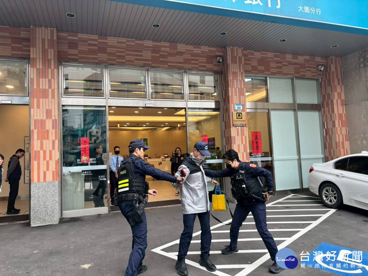 大園警分局實境演練防搶阻詐。