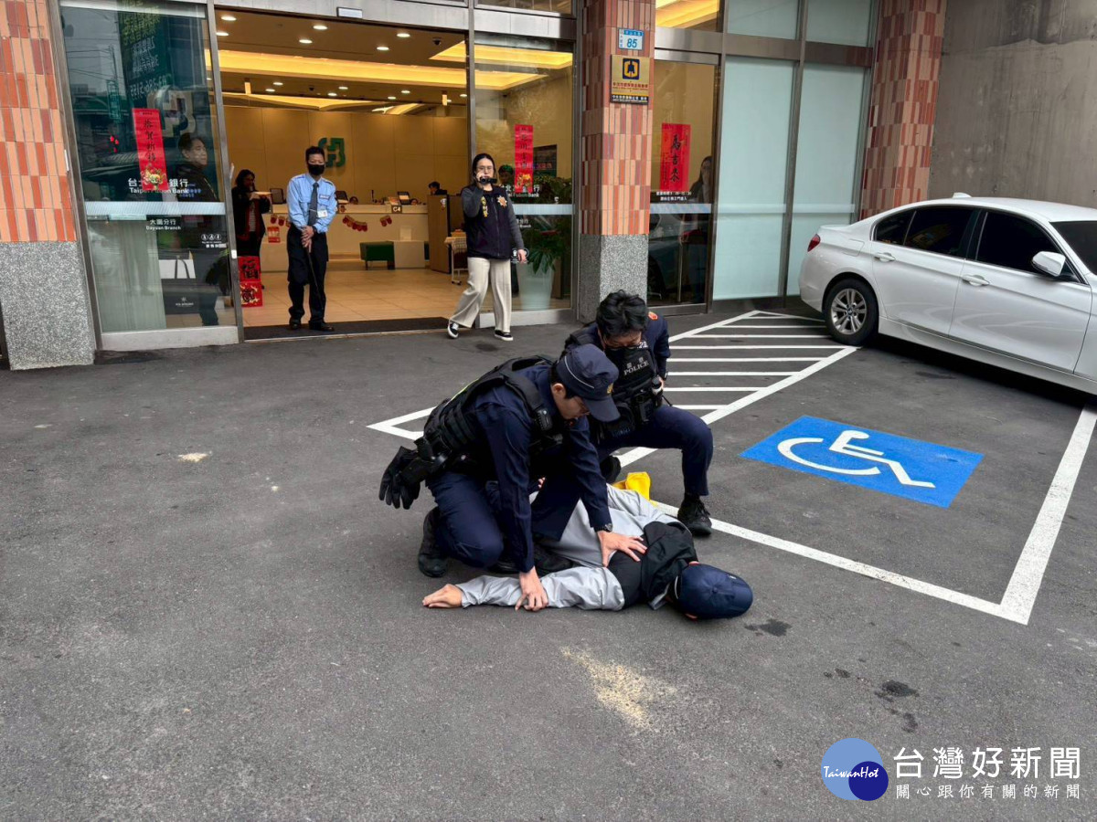 大園警分局實境演練防搶阻詐。