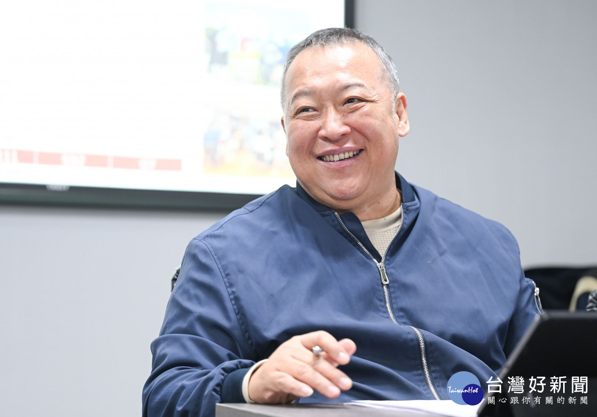 民政局長劉思遠報告。