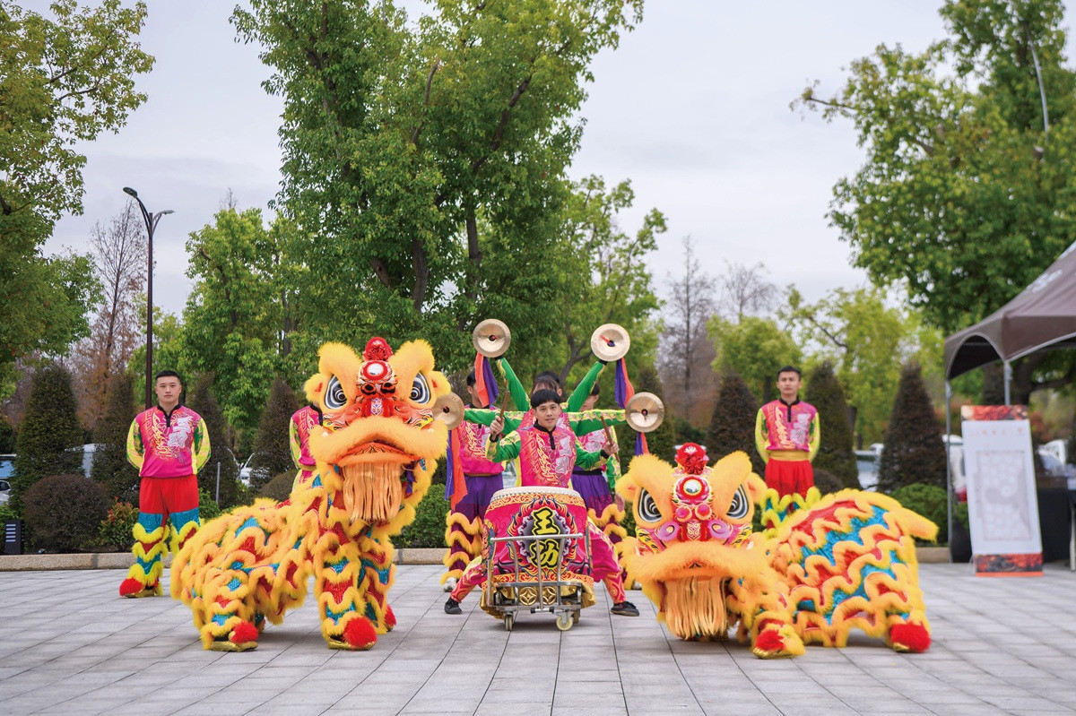 新年走春來成美最有年味   街頭藝人精彩表演 舞獅賀歲熱鬧開場