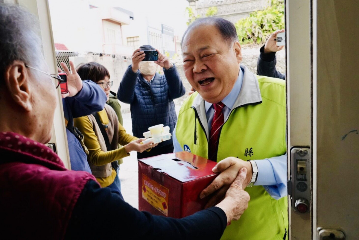 陳光復慰問送餐志工　啟動春節「擁抱獨老」關懷物資發送
