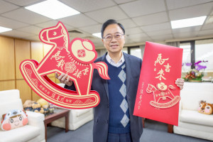 市長展示搖搖馬福袋。