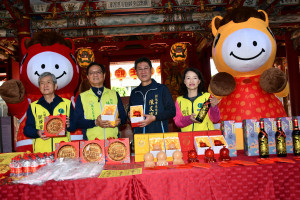 林世賢市長等人宣傳元清觀今年春節期間，特別舉辦新春盛典限定系列活動。圖／記者鄧富珍攝