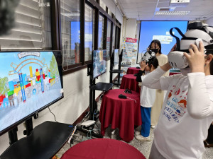 打造沉浸式雙語學習環境，彰化啟動AI情境教室接軌國際。圖／記者鄧富珍攝