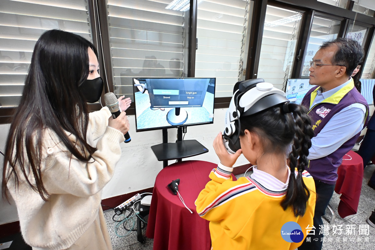 打造沉浸式雙語學習環境，彰化啟動AI情境教室接軌國際。圖／記者鄧富珍攝
