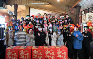 圍爐傳暖迎新春，縣長媽媽陪伴48位孩子共度幸福時光。圖／彰化縣政府提供