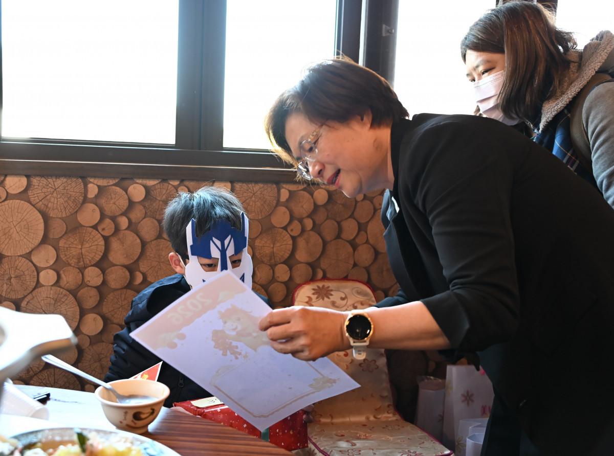 圍爐傳暖迎新春，縣長媽媽陪伴48位孩子共度幸福時光。圖／彰化縣政府提供