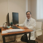 吃年菜也要看「藥」臉色？抗凝血劑服用者的安心飲食指南。
圖2：尹居浩主任看診。